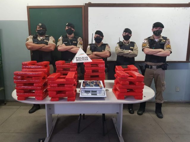 PM prende suspeitos com carro clonado e 114kg de maconha