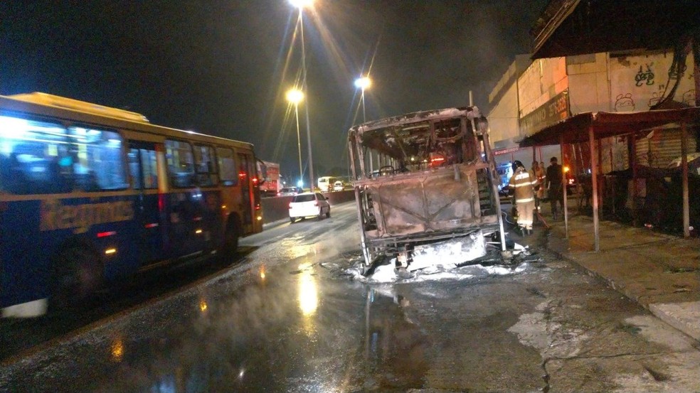 Ônibus pega fogo na Avenida Brasil