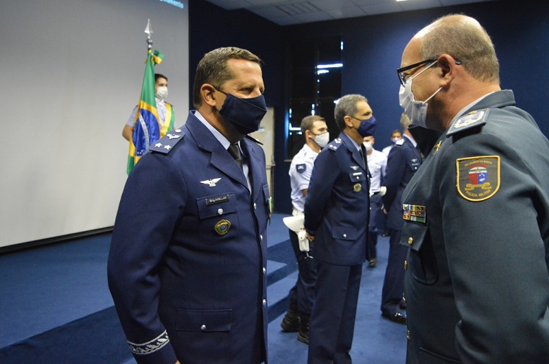 Comandante Geral da PMRN entrega medalhas a membros da Força Aérea Brasileira