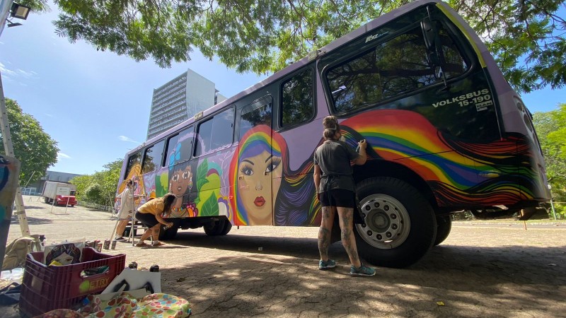 Ônibus Lilás recebe pintura artística dentro das atividades dos 21 Dias de Ativismo pelo Fim da Violência Contra a Mulher