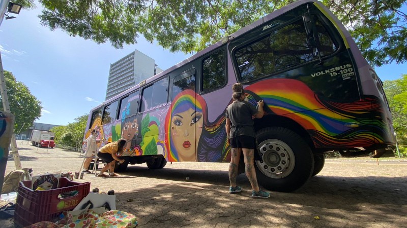 Ônibus Lilás recebe pintura artística dentro das atividades dos 21 Dias de Ativismo pelo Fim da Violência Contra a Mulher