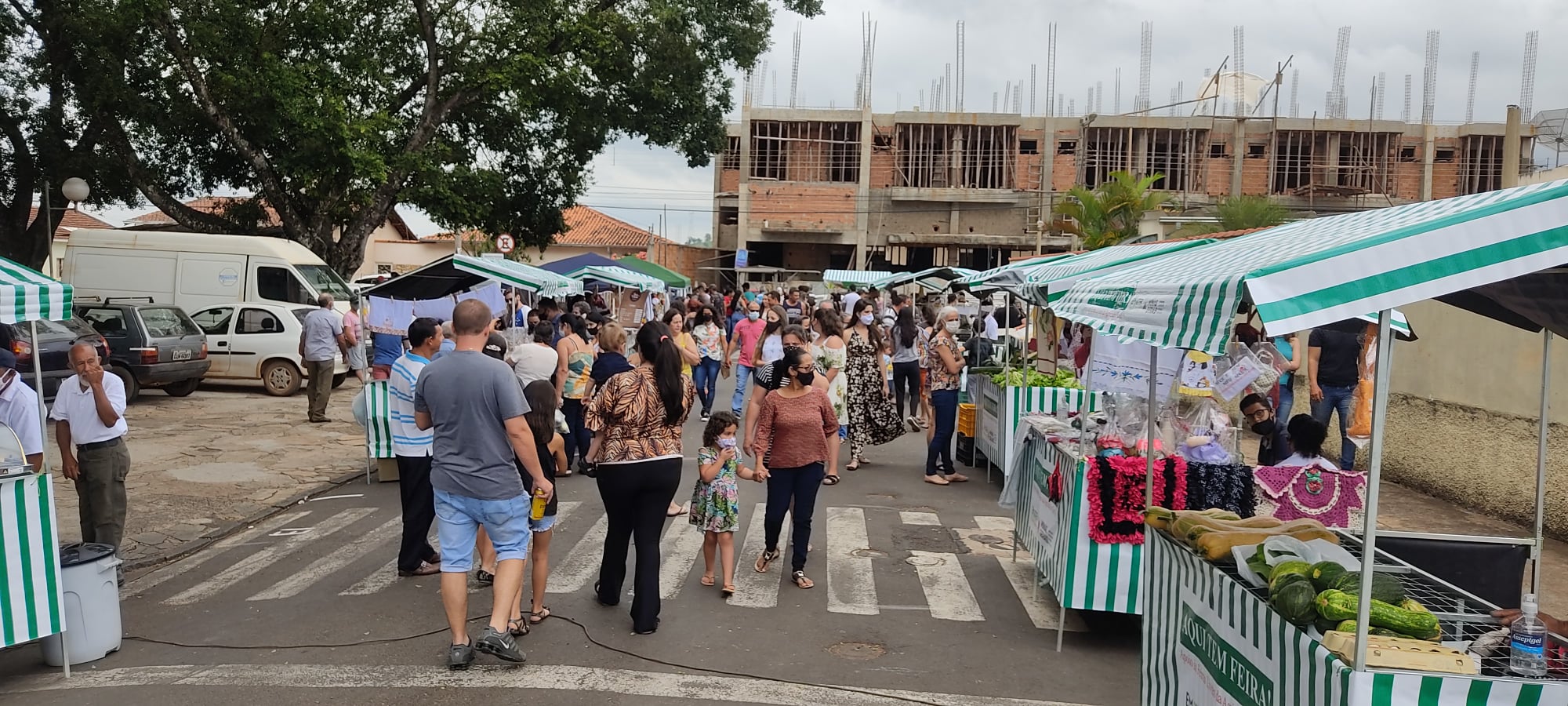 Feira Livre atrai público em seu primeiro dia na cidade de Monte Belo MG