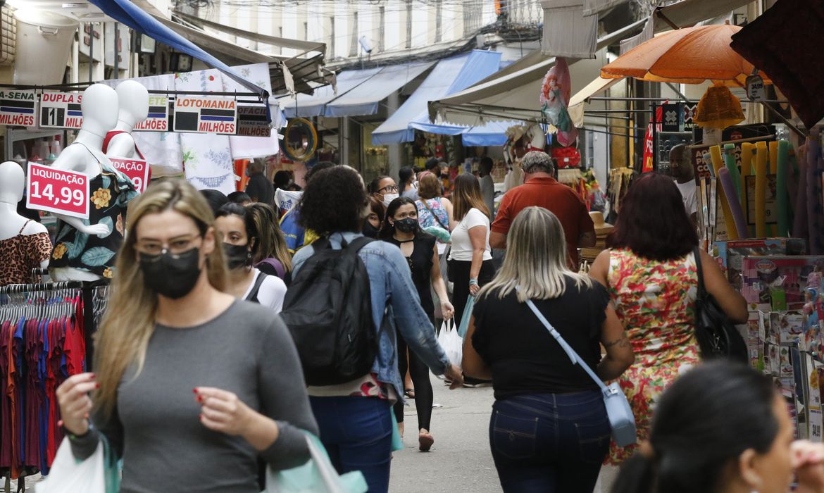 Confiança dos consumidores avança 3,8 pontos em abril, diz FGV