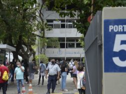 Estudantes chegam para o primeiro dia de prova do Enem 2021.