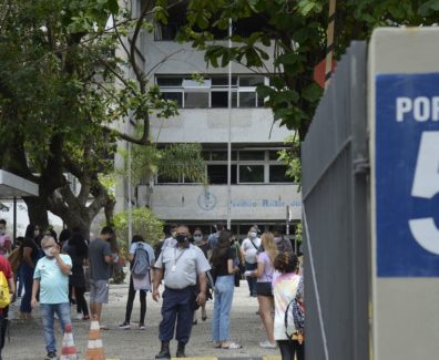 Estudantes chegam para o primeiro dia de prova do Enem 2021.