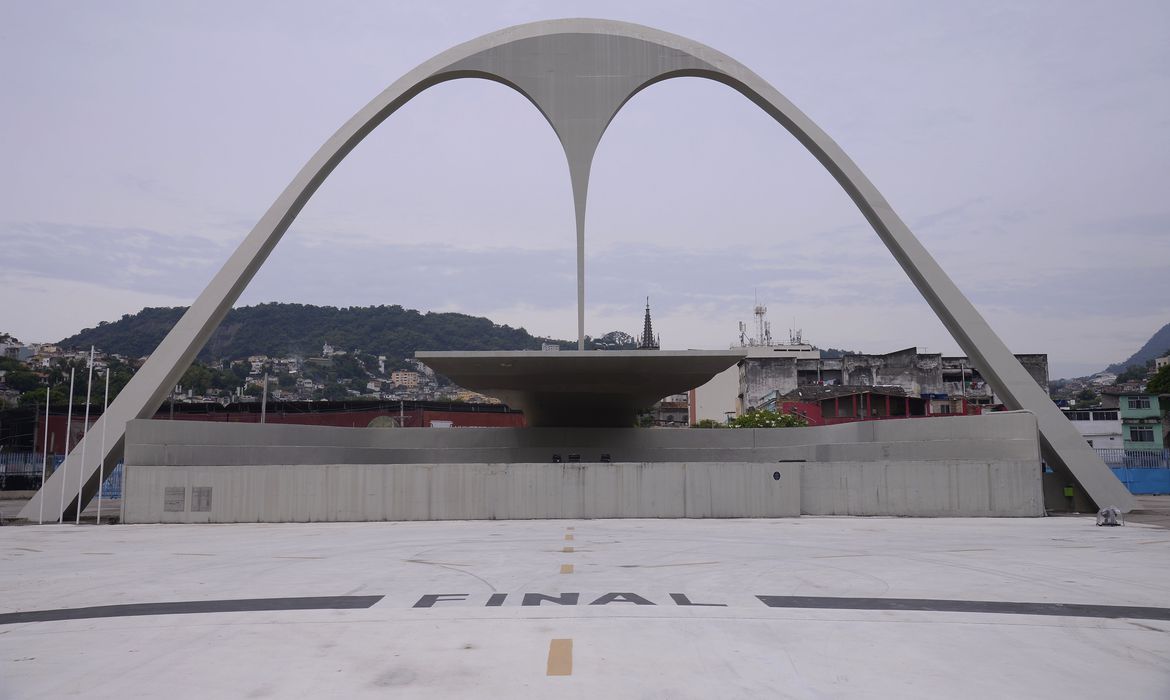 Grupos religiosos e carnavalescos fazem lavagem da Marquês de Sapucaí