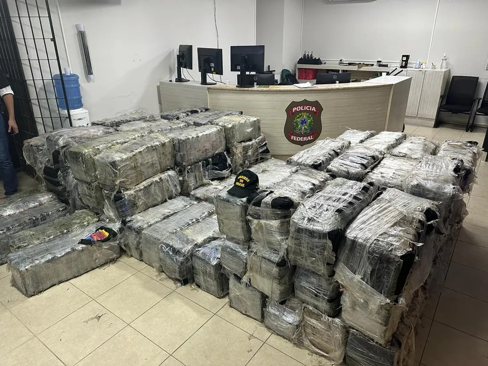 3,6 toneladas de cocaína é localizada em barco durante operação em alto-mar