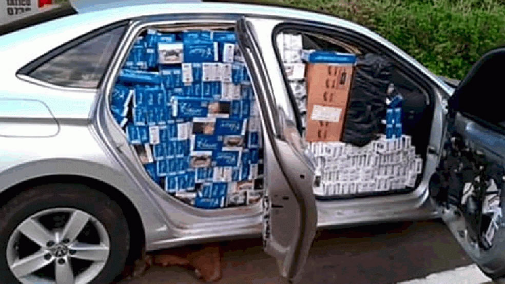 Motorista com tornozeleira eletrônica é preso com carro lotado de cigarros contrabandeados