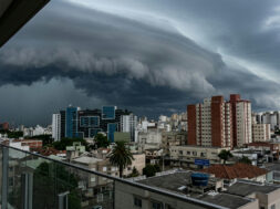 Fria: Frente fria avança sobre o Rio Grande do Sul e traz ventos de até 100 km/h
