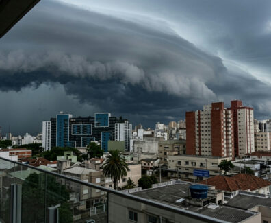 Fria: Frente fria avança sobre o Rio Grande do Sul e traz ventos de até 100 km/h