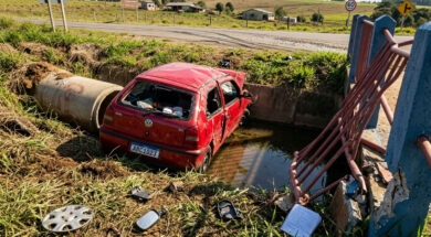 Acidente fatal em Alpinópolis: idoso morre após carro cair em córrego