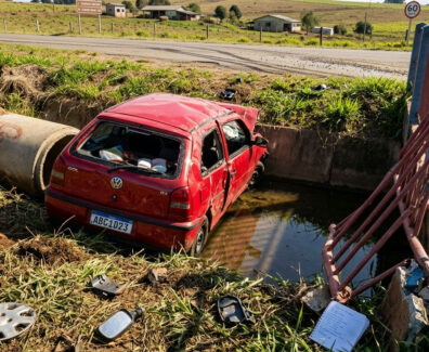 Acidente fatal em Alpinópolis: idoso morre após carro cair em córrego