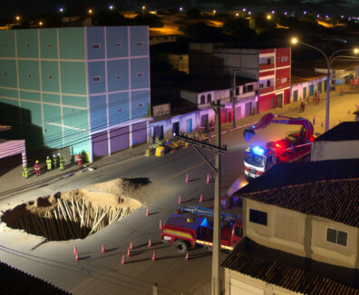 Cratera causa desabamento de casas na Zona Oeste de Natal