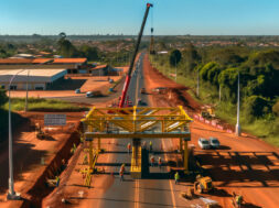Bloqueio temporário na PRC-466 viabiliza montagem de passarela em Pitanga