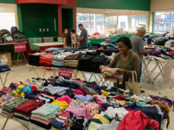 Bazar beneficente da AACC em Campo Grande oferece itens a preço único para apoiar crianças com câncer