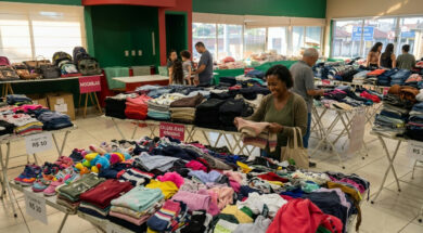 Bazar beneficente da AACC em Campo Grande oferece itens a preço único para apoiar crianças com câncer