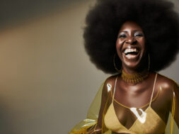 Livro de Cáren Cruz desafia padrões estéticos e promove reflexão nas periferias