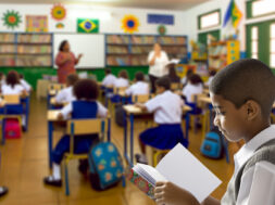 Programa de alfabetização em SP transforma leitura na infância